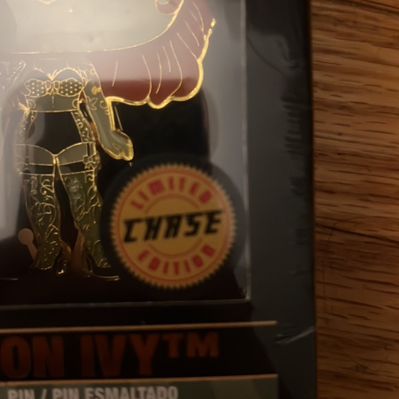 DC Comice Bombshells Poison Ivy Limited Edition Chase Funko Pop Pin - Picture 7 of 8